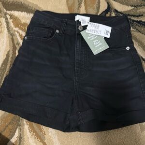 Women’s H&M size 4 stretch black shorts nwt